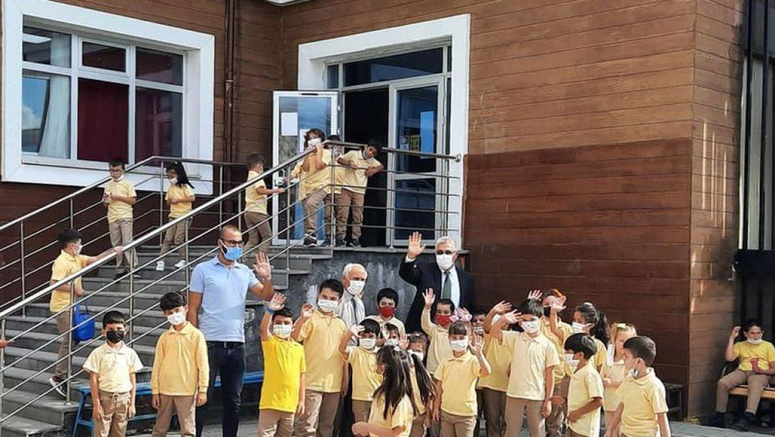 Atatürk Yatılı Bölge Okulu  ve Mustafa Necati İlkokulu'nu ziyaret