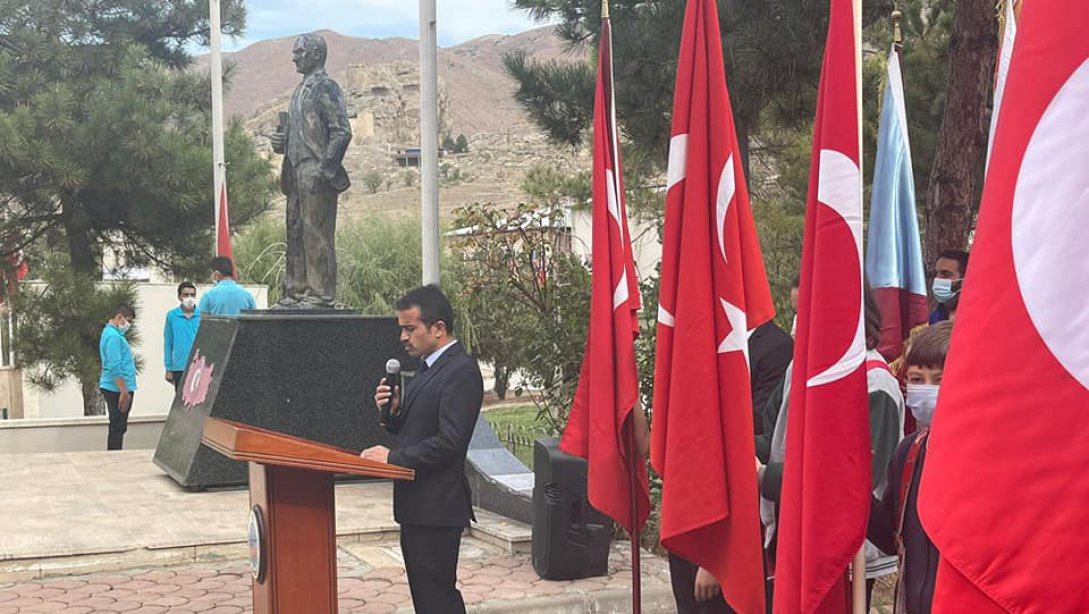 Türkiye Cumhuriyeti'nin kuruluşunun 98. yıl dönümü münasebetiyle,  Kaymakamlık ve Belediye Başkanlığı tarafından Atatürk Anıtına çelenk sunuldu.