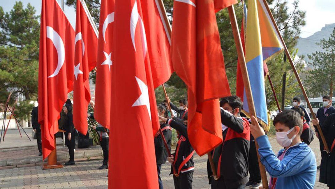 Cumhuriyetimizin Kurucusu Gazi Mustafa Kemal Atatürk'ün Vefatının 83. Yıldönümü Münasebetiyle Hükümet Konağı önünde Çelenk Töreni, ardından Cumhuriyet Ortaokulu'muz tarafından 10 Kasım Atatürk'ü Anma Programı düzenlendi. 