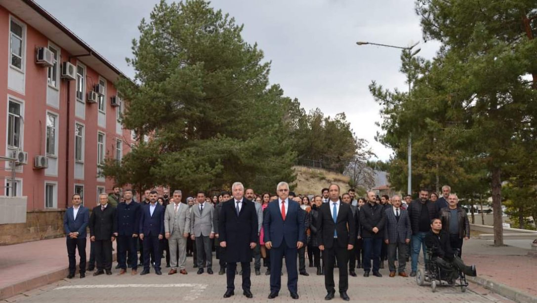 24 Kasım Öğretmenler Günü münasebetiyle İlçe Milli Eğitim Müdürümüz Sayın Melih SAYAR tarafından Atatürk Anıtı'na çelenk sunuldu.