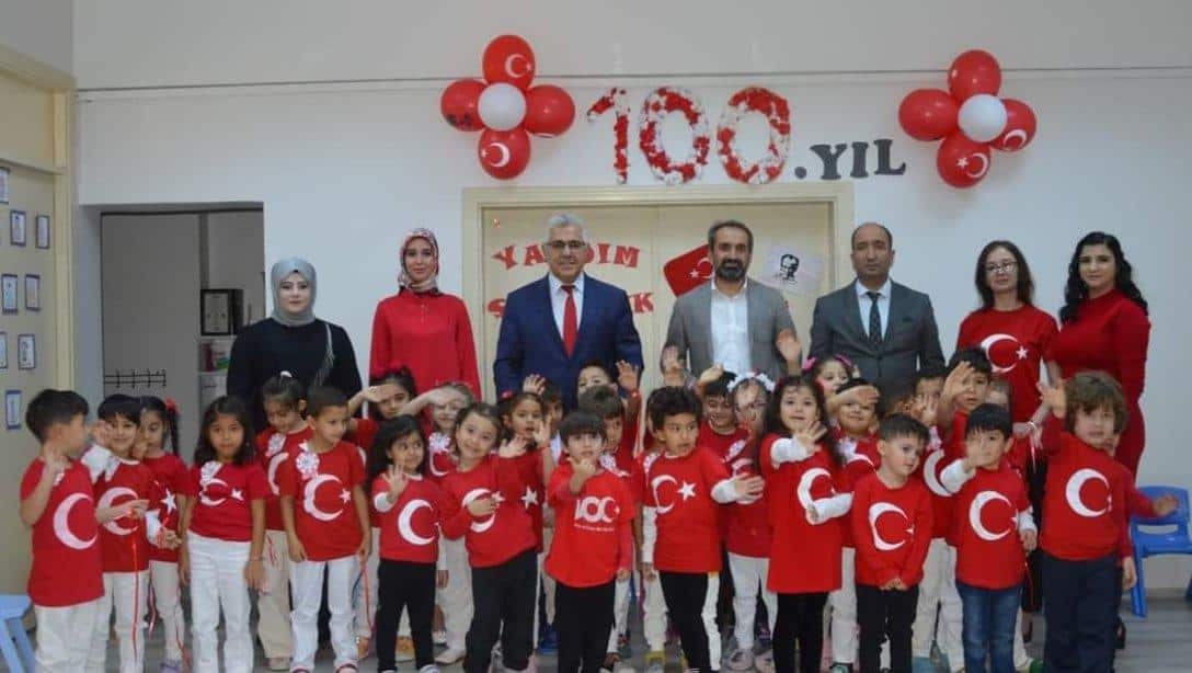 Prof.Dr. Mahir Tevrüz Anaokulu Öğrencilerinin Cumhuriyetimizin 100. Yılı ve Hedef-Miras projesi kapsamında hazırladıkları gösteri izlendi.