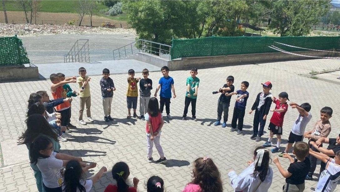 İlçemizde Anaokulu, İlkokul ve Ortaokullarda eş zamanlı olarak Yüz Yüze 100 Çocuk Oyunu Projesi kapsamında Geleneksel Çocuk Oyunları Şenliği düzenlendi.